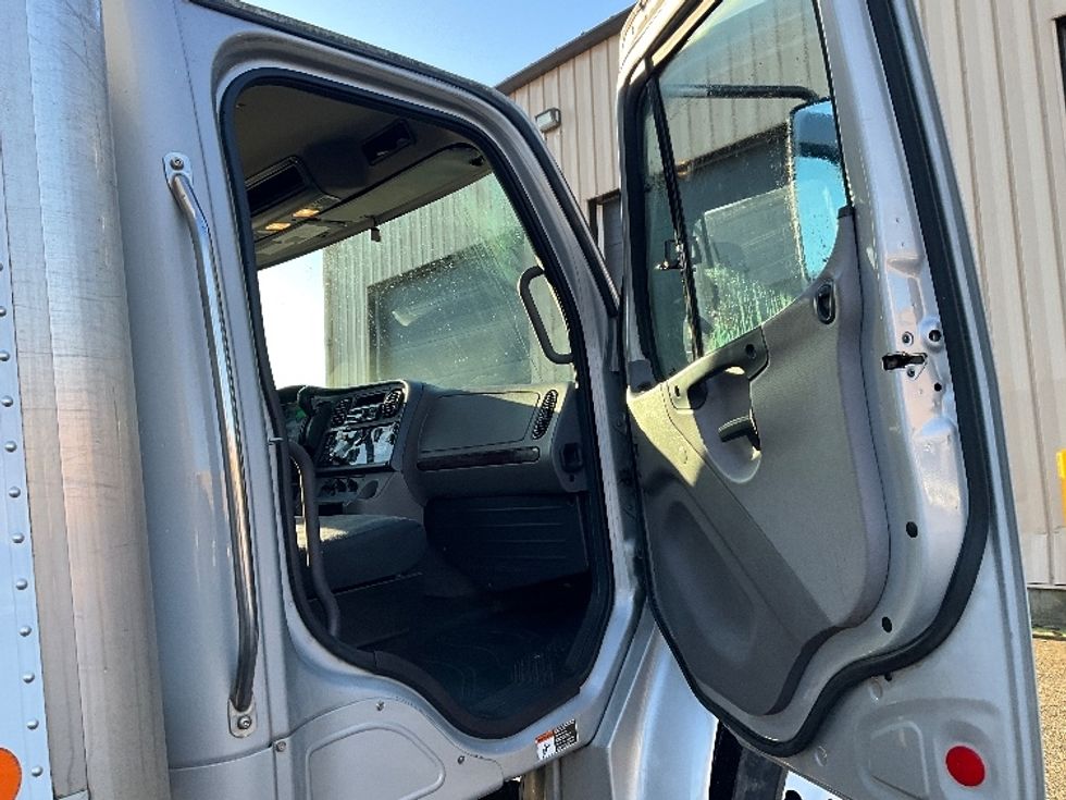Medium Duty Box Truck-Light and Medium Duty Trucks-Freightliner-2020-M2-Delta-BC-121,027\n\t\tkm-$ 70,250 - Image 19