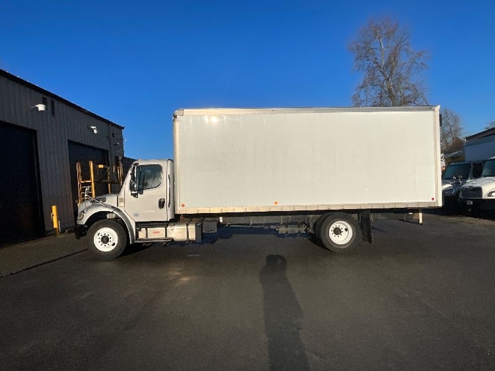 Medium Duty Box Truck-Light and Medium Duty Trucks-Freightliner-2020-M2-Delta-BC-121,027\n\t\tkm-$ 70,250 - Image 4