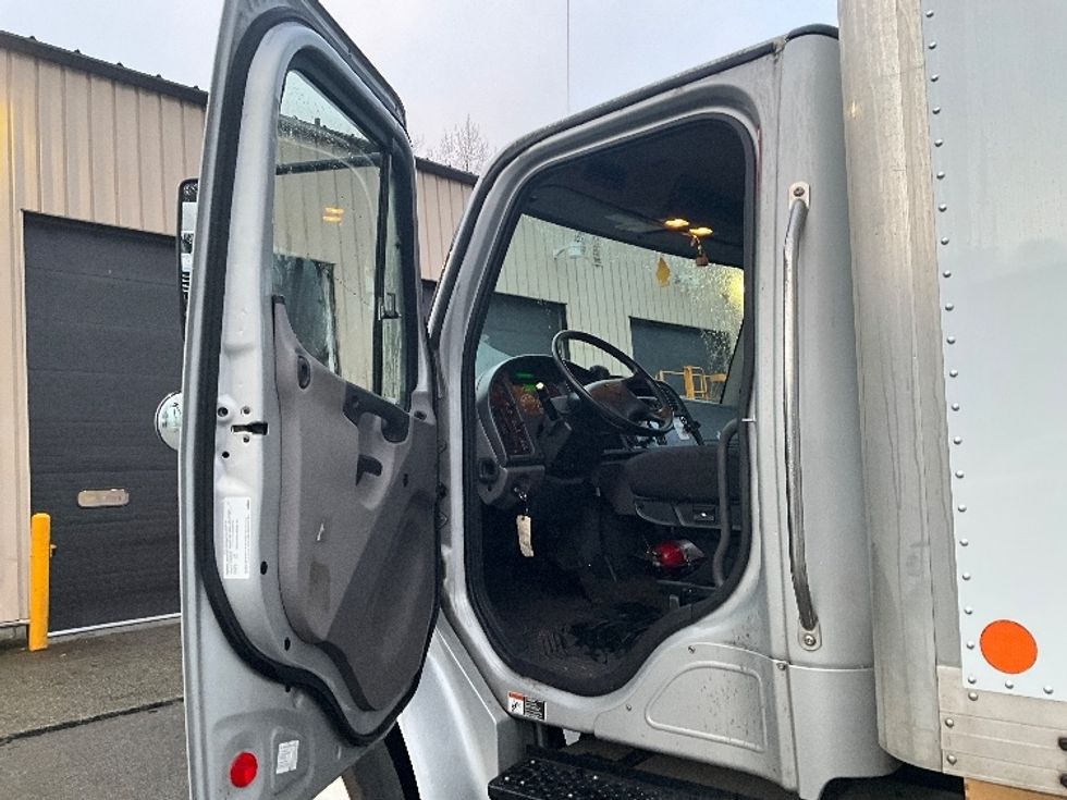 Medium Duty Box Truck-Light and Medium Duty Trucks-Freightliner-2020-M2-Delta-BC-77,981\n\t\tkm-$ 77,750 - Image 15