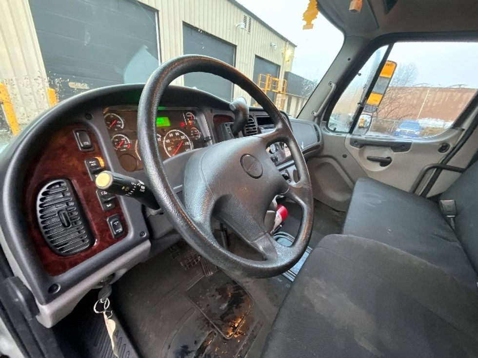 Medium Duty Box Truck-Light and Medium Duty Trucks-Freightliner-2020-M2-Delta-BC-77,981\n\t\tkm-$ 77,750 - Image 16