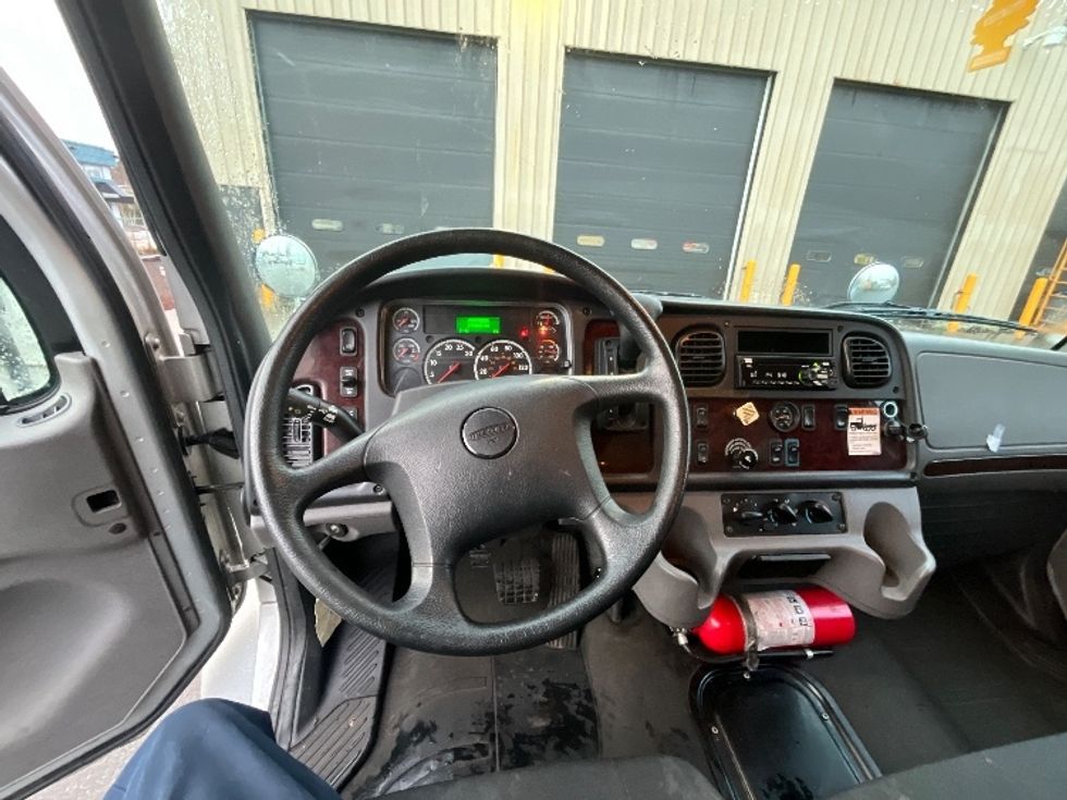 Medium Duty Box Truck-Light and Medium Duty Trucks-Freightliner-2020-M2-Delta-BC-77,981\n\t\tkm-$ 77,750 - Image 17