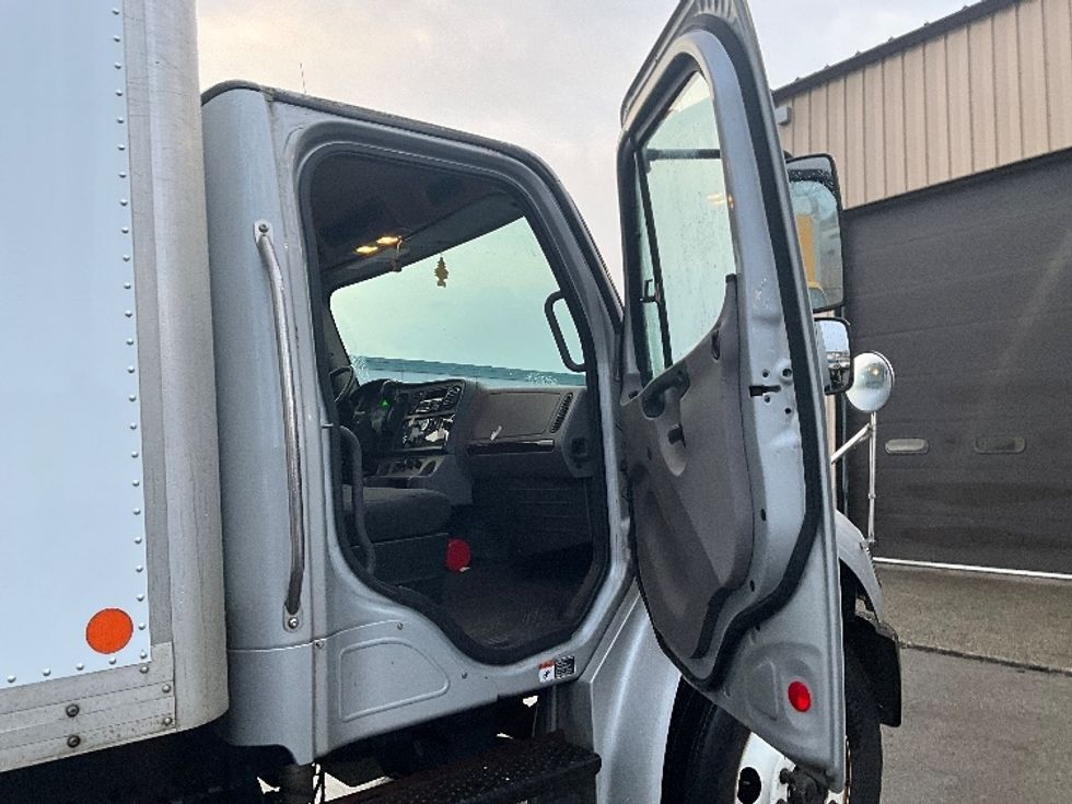 Medium Duty Box Truck-Light and Medium Duty Trucks-Freightliner-2020-M2-Delta-BC-77,981\n\t\tkm-$ 77,750 - Image 19