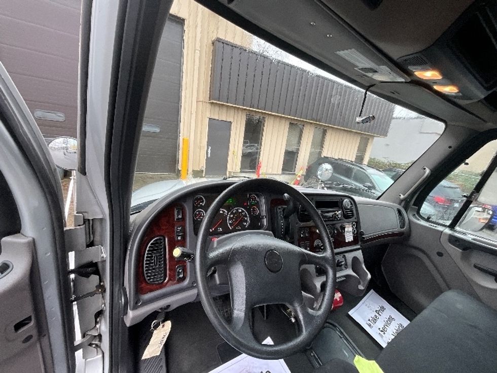 Medium Duty Box Truck-Light and Medium Duty Trucks-Freightliner-2020-M2-Delta-BC-81,802\n\t\tkm-$ 73,250 - Image 16