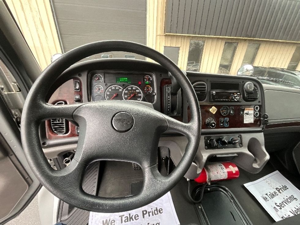 Medium Duty Box Truck-Light and Medium Duty Trucks-Freightliner-2020-M2-Delta-BC-81,802\n\t\tkm-$ 73,250 - Image 17