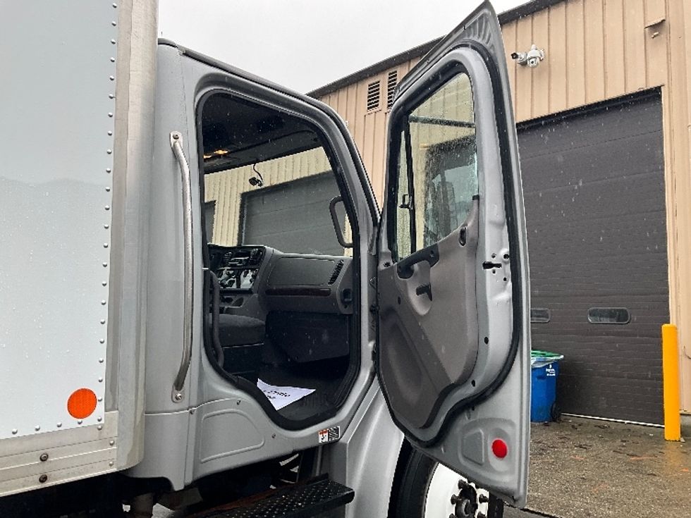 Medium Duty Box Truck-Light and Medium Duty Trucks-Freightliner-2020-M2-Delta-BC-81,802\n\t\tkm-$ 73,250 - Image 19