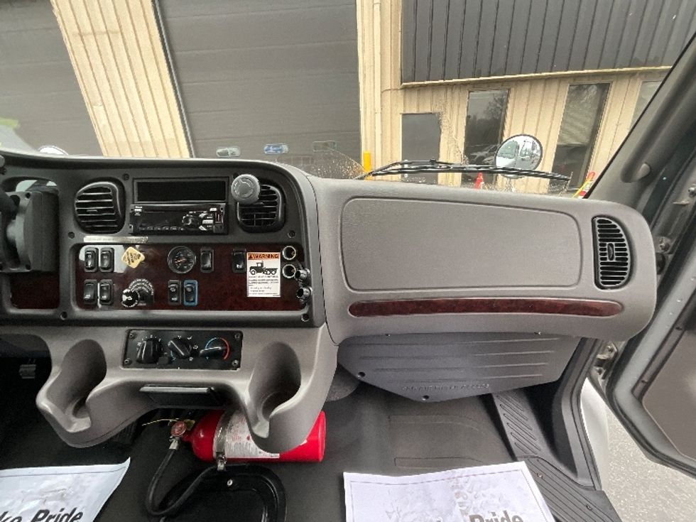 Medium Duty Box Truck-Light and Medium Duty Trucks-Freightliner-2020-M2-Delta-BC-81,802\n\t\tkm-$ 73,250 - Image 20