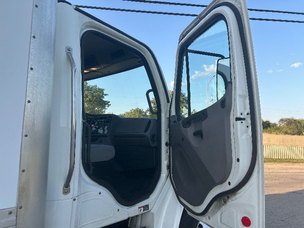 Medium Duty Box Truck-Light and Medium Duty Trucks-Freightliner-2020-M2-East Chicago-IN-289,625\n\t\tmiles-$ 26,750 - Image 19