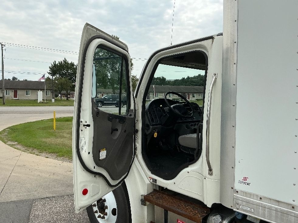 Medium Duty Box Truck-Light and Medium Duty Trucks-Freightliner-2020-M2-Elkhart-IN-115,435\n\t\tmiles-$ 57,750 - Image 16