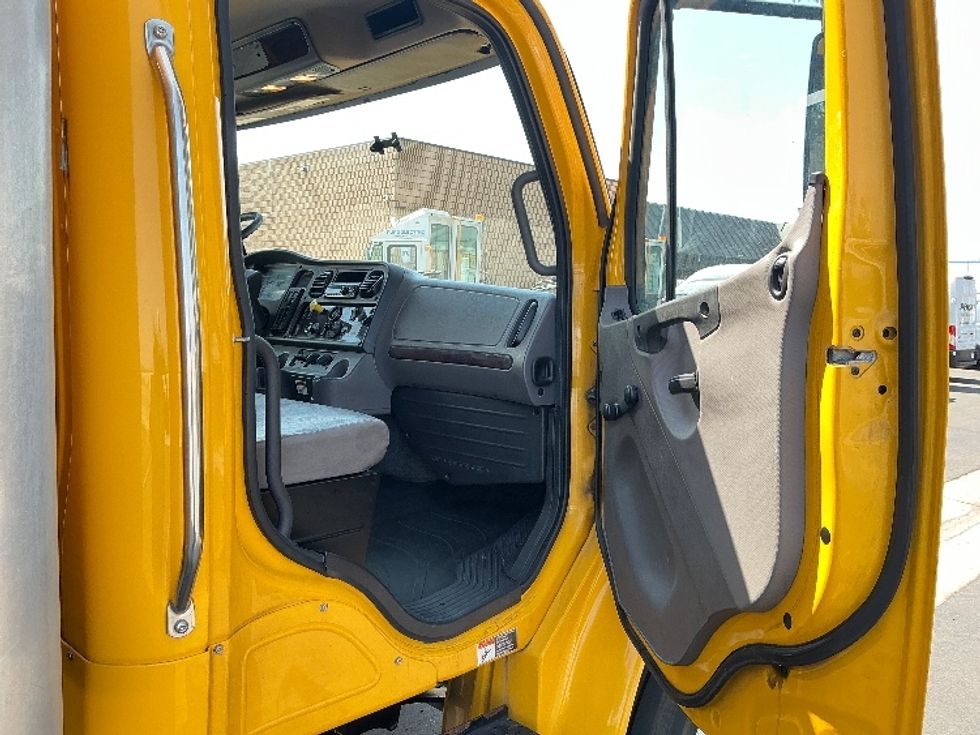 Medium Duty Box Truck-Light and Medium Duty Trucks-Freightliner-2020-M2-Fontana-CA-145,234\n\t\tmiles-$ 47,000 - Image 20