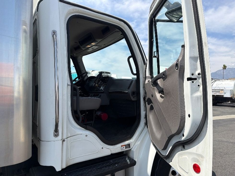Medium Duty Box Truck-Light and Medium Duty Trucks-Freightliner-2020-M2-Fontana-CA-222,338\n\t\tmiles-$ 34,250 - Image 16