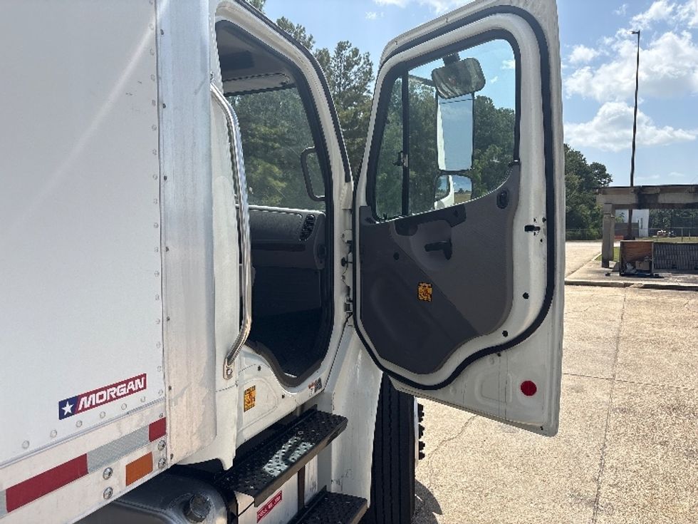 Medium Duty Box Truck-Light and Medium Duty Trucks-Freightliner-2020-M2-Hammond-LA-307,203\n\t\tmiles-$ 23,500 - Image 20