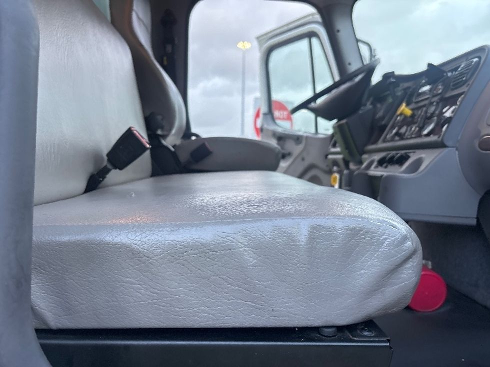 Medium Duty Box Truck-Light and Medium Duty Trucks-Freightliner-2020-M2-Houston-TX-126,515\n\t\tmiles-$ 57,750 - Image 20