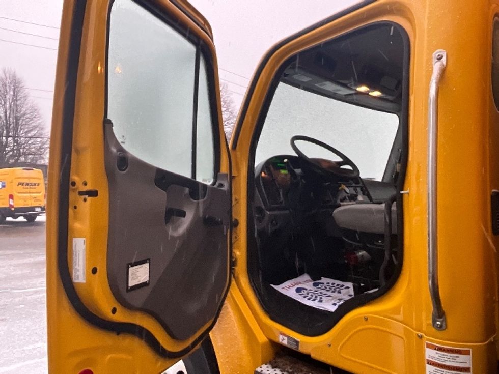 Medium Duty Box Truck-Light and Medium Duty Trucks-Freightliner-2020-M2-London-ON-303,292\n\t\tkm-$ 52,750 - Image 16