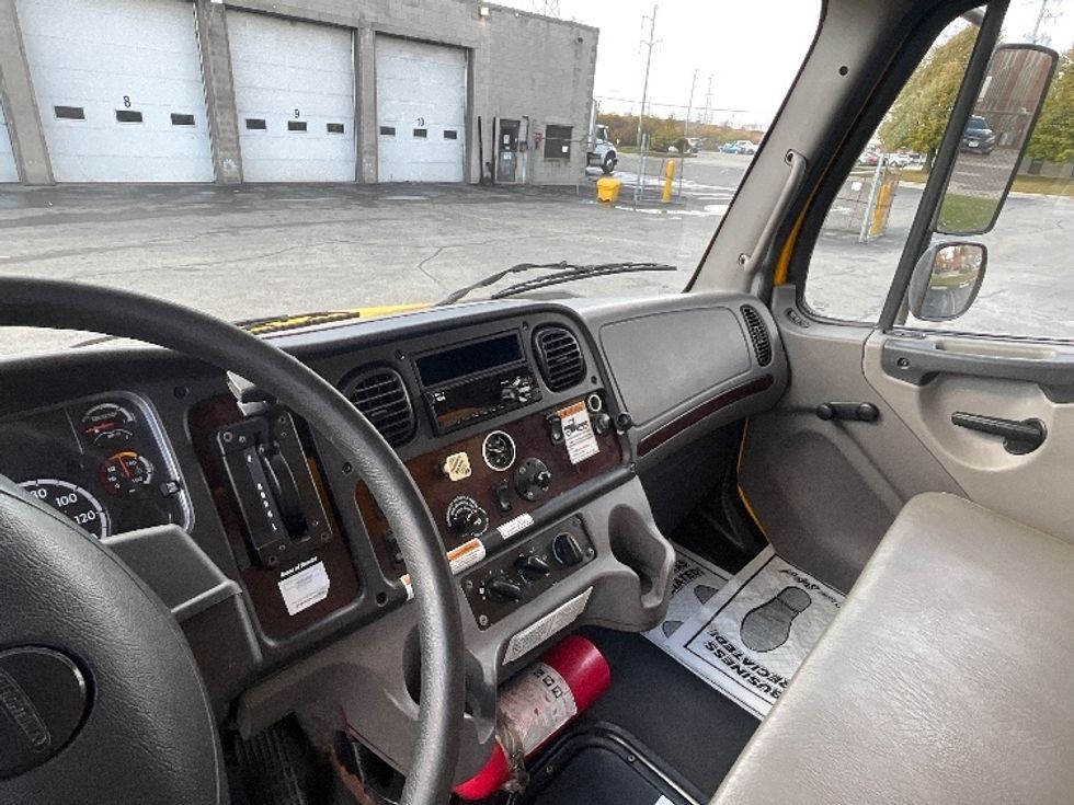 Medium Duty Box Truck-Light and Medium Duty Trucks-Freightliner-2020-M2-London-ON-331,203\n\t\tkm-$ 62,750 - Image 15