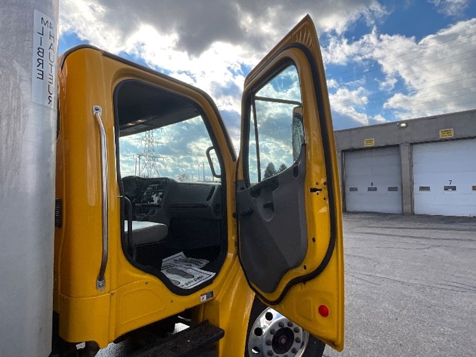 Medium Duty Box Truck-Light and Medium Duty Trucks-Freightliner-2020-M2-London-ON-331,203\n\t\tkm-$ 62,750 - Image 16
