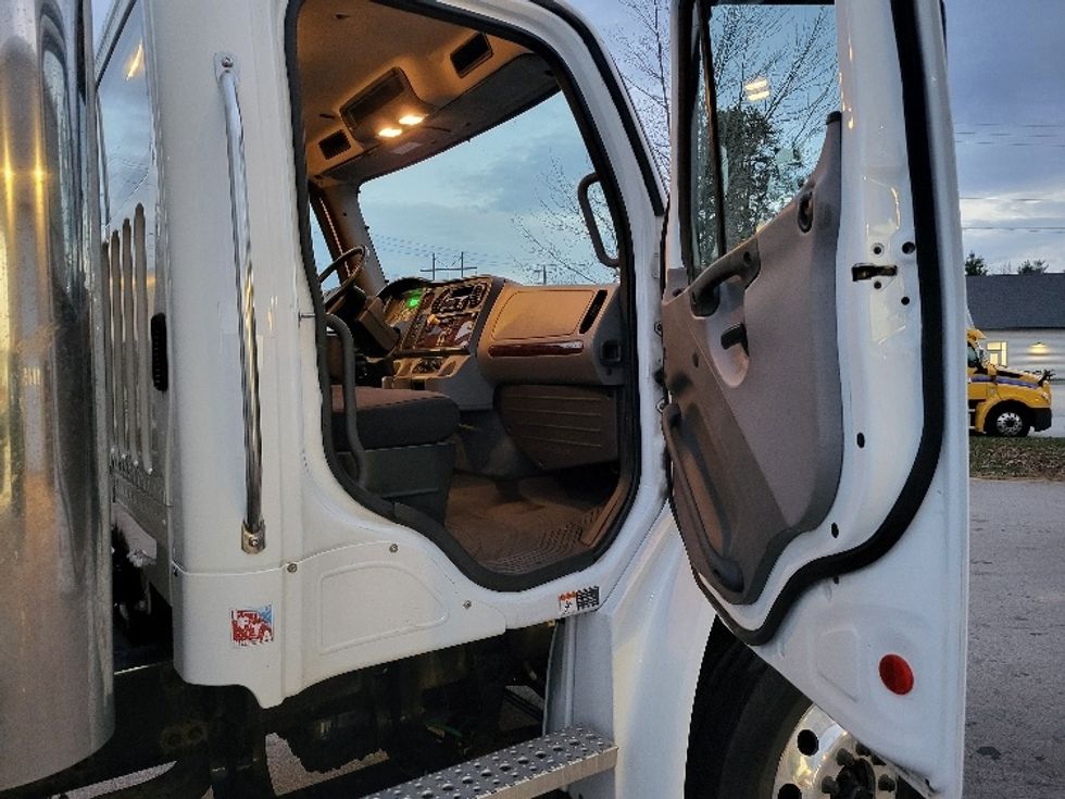 Medium Duty Box Truck-Light and Medium Duty Trucks-Freightliner-2020-M2-Londonderry-NH-110,554\n\t\tmiles-$ 64,500 - Image 20