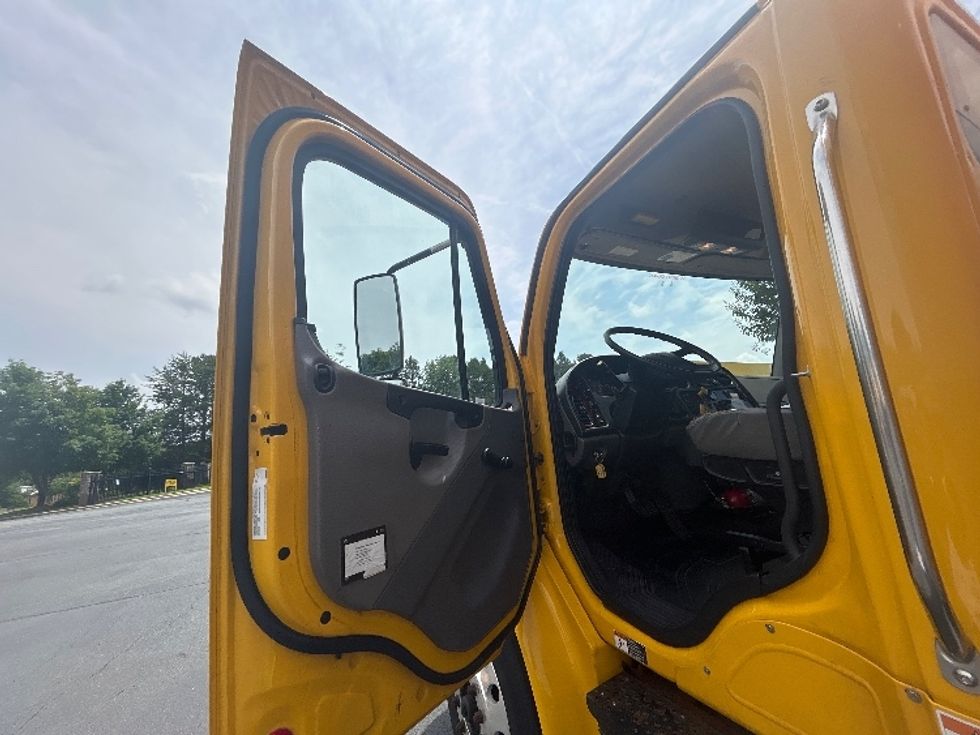 Medium Duty Box Truck-Light and Medium Duty Trucks-Freightliner-2020-M2-Martinsville-VA-174,563\n\t\tmiles-$ 47,250 - Image 12