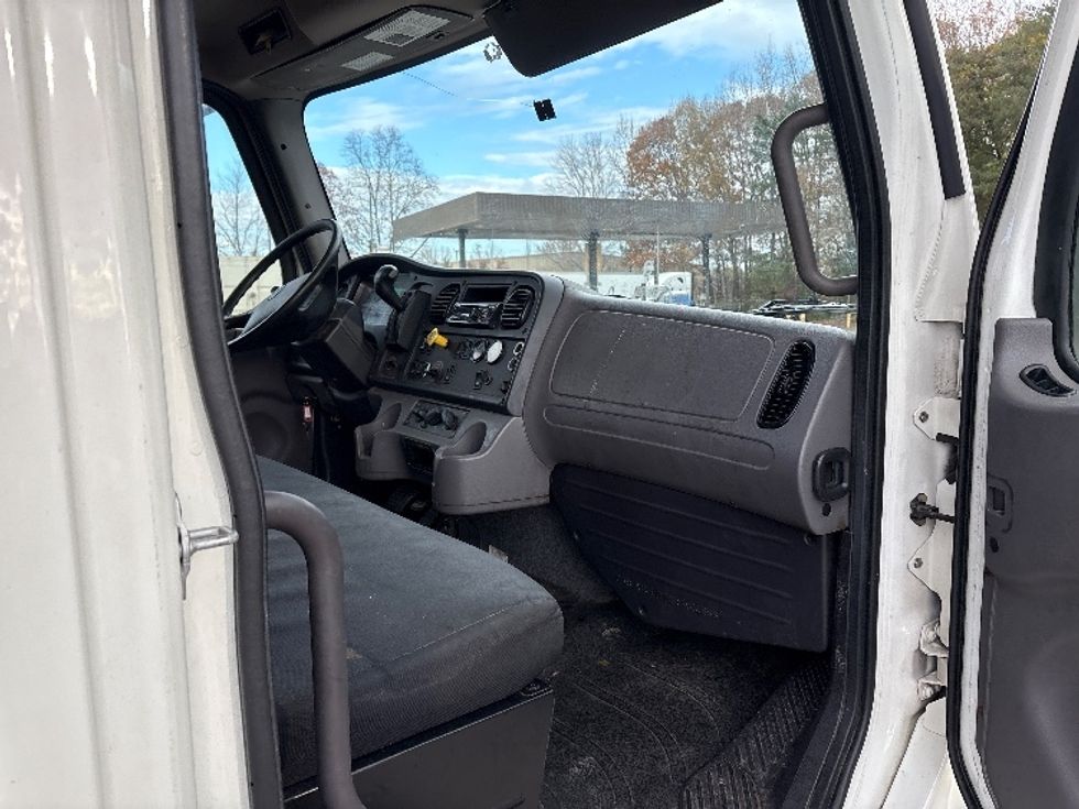 Medium Duty Box Truck-Light and Medium Duty Trucks-Freightliner-2020-M2-Mebane-NC-185,000\n\t\tmiles-$ 62,000 - Image 19
