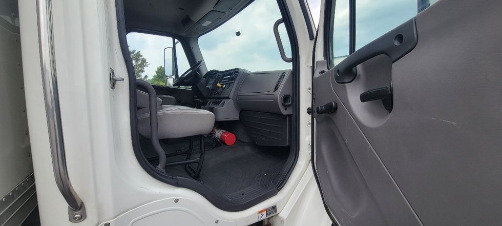 Medium Duty Box Truck-Light and Medium Duty Trucks-Freightliner-2020-M2-Middlefield-OH-381,490\n\t\tmiles-$ 23,000 - Image 18