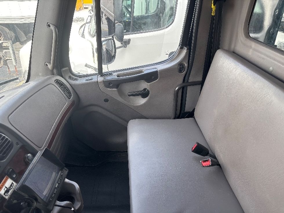 Medium Duty Box Truck-Light and Medium Duty Trucks-Freightliner-2020-M2-Mississauga-ON-161,165\n\t\tkm-$ 74,000 - Image 19
