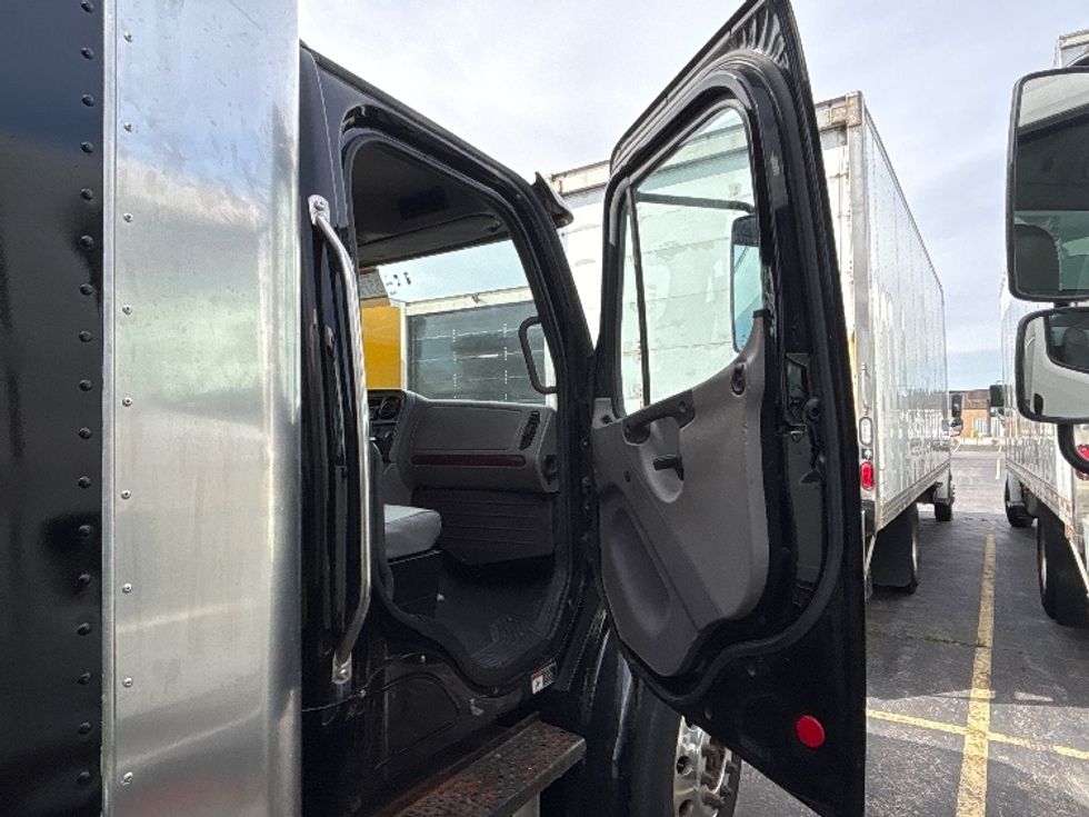 Medium Duty Box Truck-Light and Medium Duty Trucks-Freightliner-2020-M2-Mississauga-ON-161,165\n\t\tkm-$ 74,000 - Image 20
