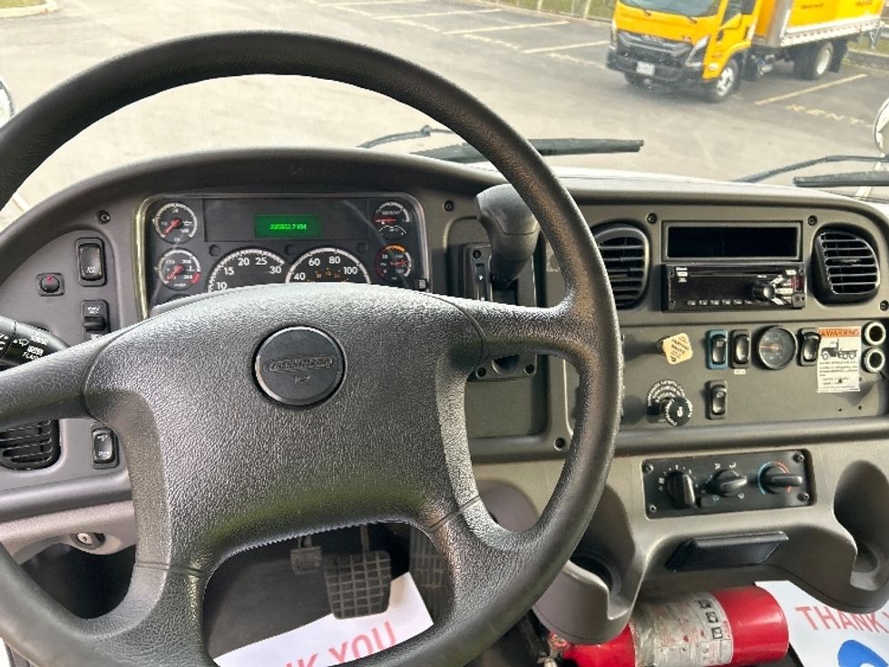 Medium Duty Box Truck-Light and Medium Duty Trucks-Freightliner-2020-M2-Mississauga-ON-235,779\n\t\tkm-$ 74,000 - Image 17