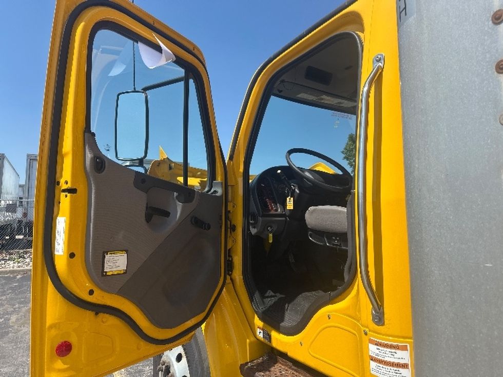 Medium Duty Box Truck-Light and Medium Duty Trucks-Freightliner-2020-M2-Mississauga-ON-389,624\n\t\tkm-$ 41,750 - Image 16