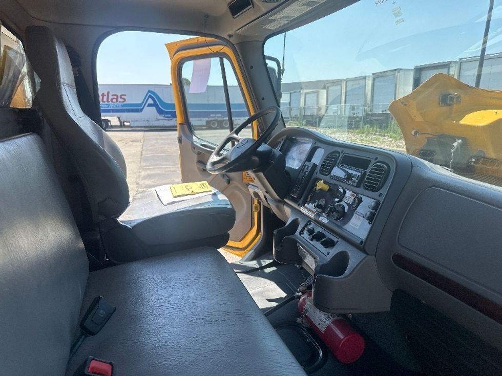 Medium Duty Box Truck-Light and Medium Duty Trucks-Freightliner-2020-M2-Mississauga-ON-389,624\n\t\tkm-$ 41,750 - Image 22