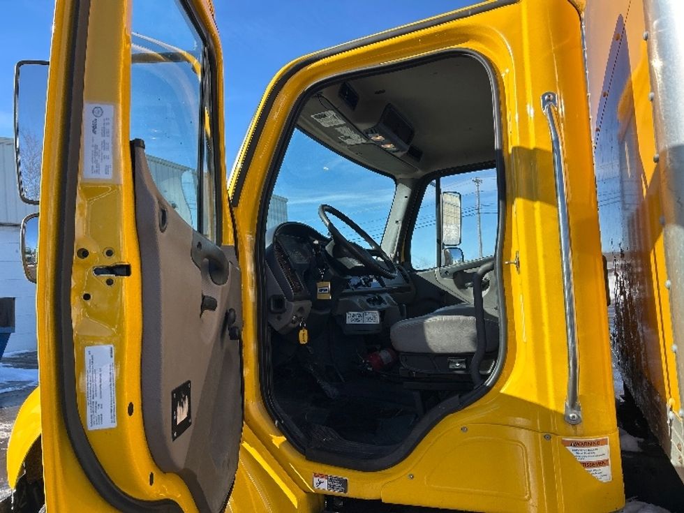 Medium Duty Box Truck-Light and Medium Duty Trucks-Freightliner-2020-M2-Moncton-NB-211,250\n\t\tkm-$ 73,500 - Image 16