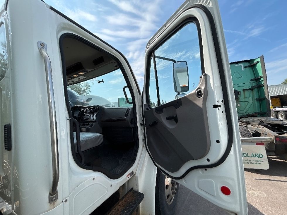 Medium Duty Box Truck-Light and Medium Duty Trucks-Freightliner-2020-M2-Moncton-NB-302,344\n\t\tkm-$ 62,250 - Image 20