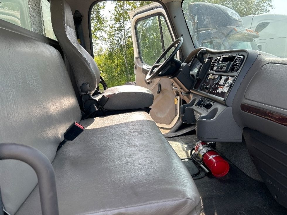 Medium Duty Box Truck-Light and Medium Duty Trucks-Freightliner-2020-M2-Moncton-NB-302,344\n\t\tkm-$ 62,250 - Image 22