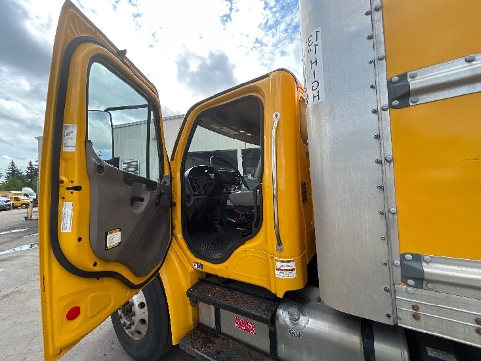 Medium Duty Box Truck-Light and Medium Duty Trucks-Freightliner-2020-M2-Moncton-NB-322,830\n\t\tkm-$ 59,750 - Image 16