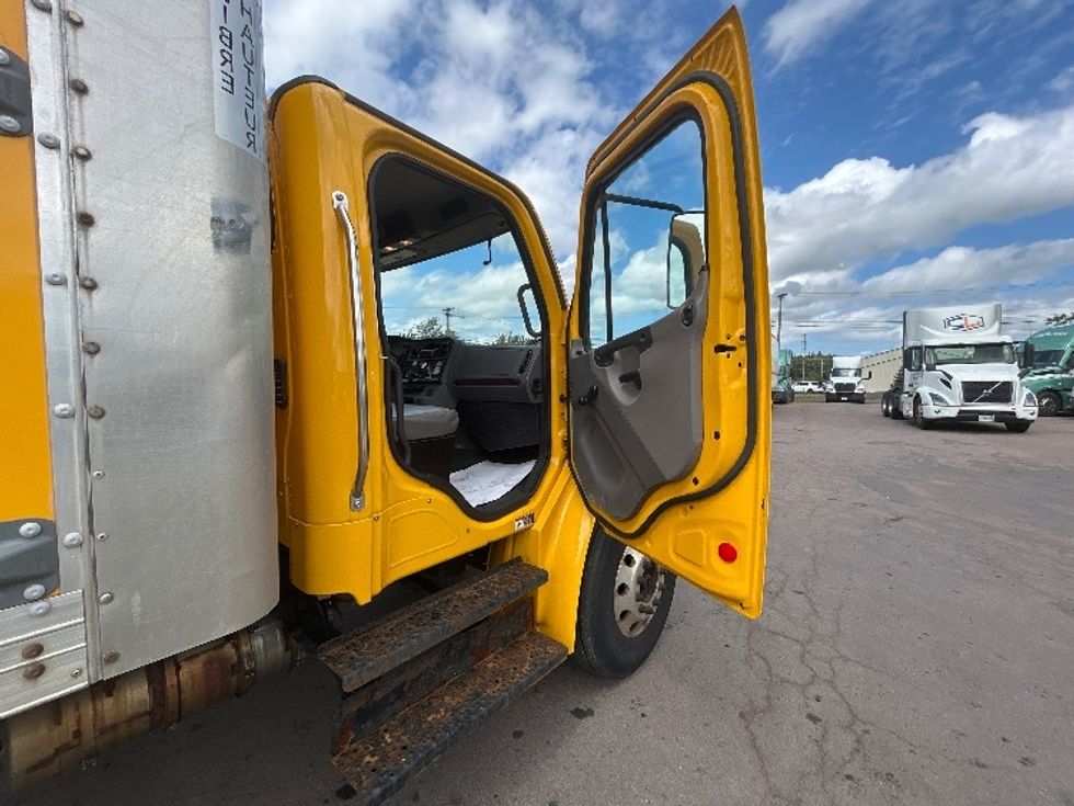 Medium Duty Box Truck-Light and Medium Duty Trucks-Freightliner-2020-M2-Moncton-NB-322,830\n\t\tkm-$ 59,750 - Image 20