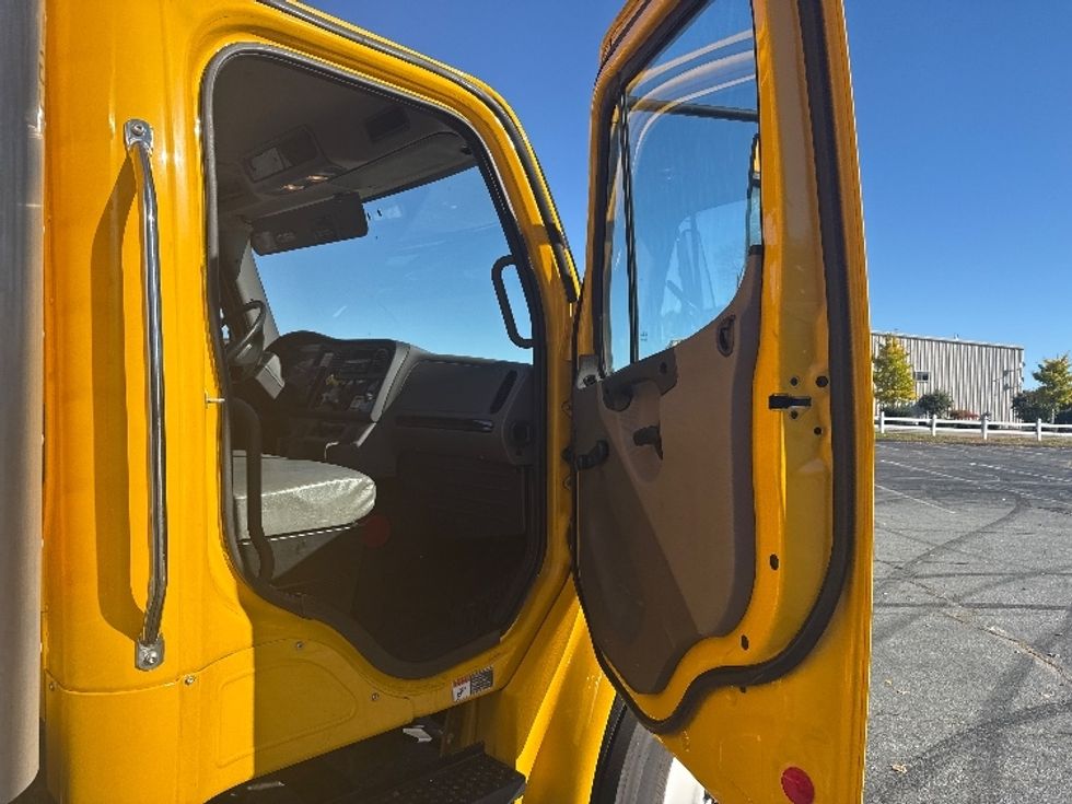 Medium Duty Box Truck-Light and Medium Duty Trucks-Freightliner-2020-M2-New Bedford-MA-187,342\n\t\tmiles-$ 35,750 - Image 20