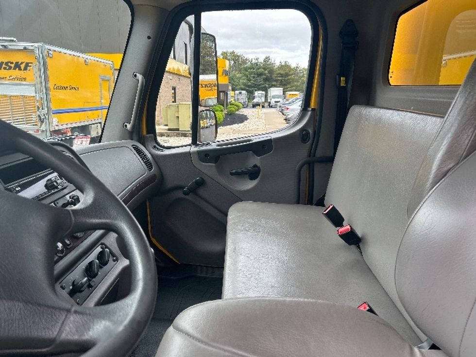 Medium Duty Box Truck-Light and Medium Duty Trucks-Freightliner-2020-M2-Norton-MA-267,125\n\t\tmiles-$ 34,750 - Image 19