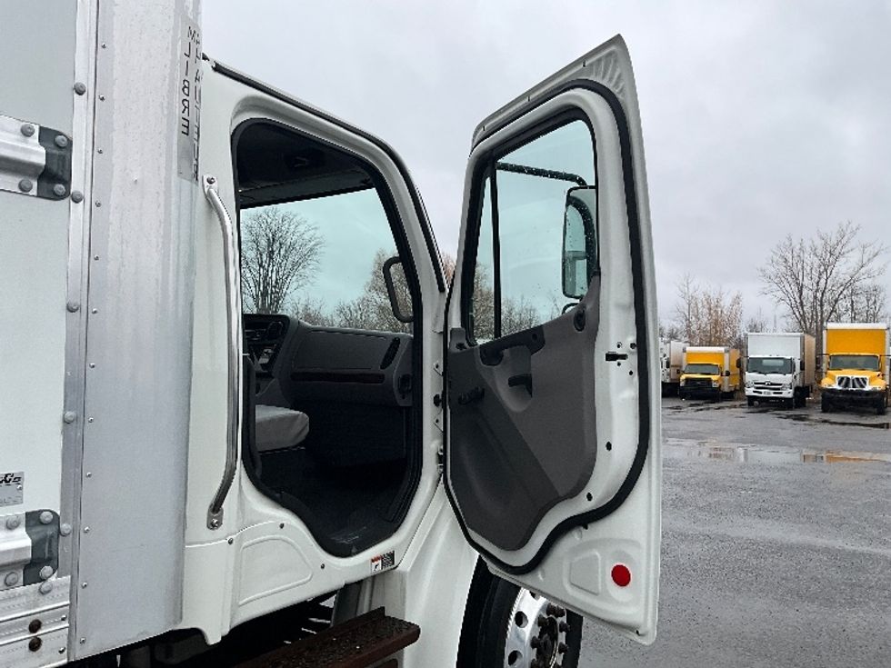 Medium Duty Box Truck-Light and Medium Duty Trucks-Freightliner-2020-M2-Ottawa-ON-211,478\n\t\tkm-$ 77,500 - Image 15