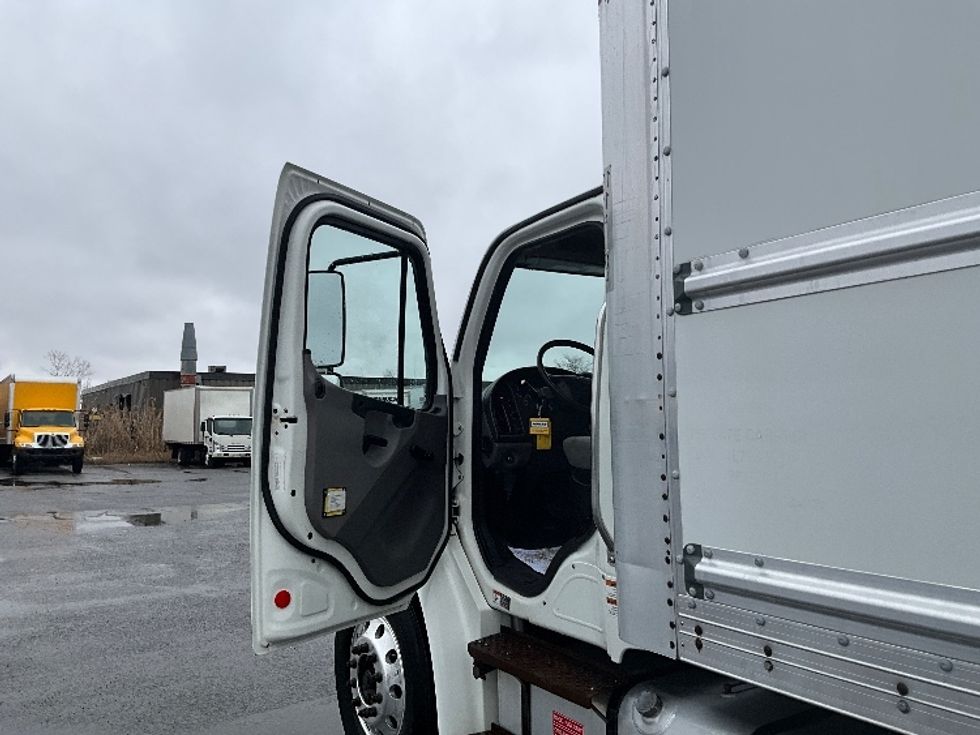 Medium Duty Box Truck-Light and Medium Duty Trucks-Freightliner-2020-M2-Ottawa-ON-211,478\n\t\tkm-$ 77,500 - Image 17
