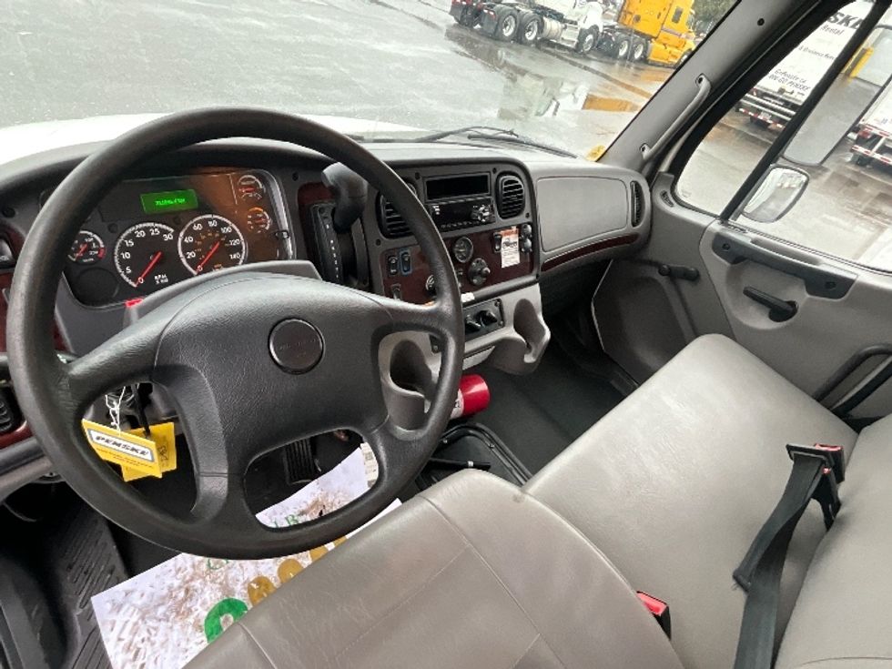 Medium Duty Box Truck-Light and Medium Duty Trucks-Freightliner-2020-M2-Ottawa-ON-211,478\n\t\tkm-$ 77,500 - Image 18