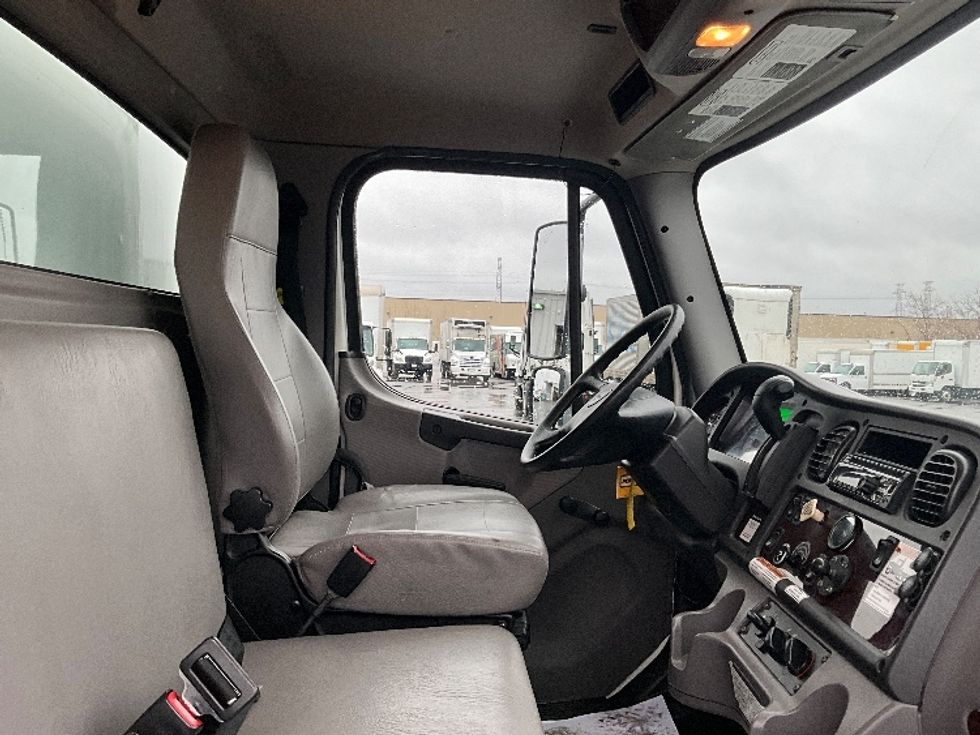 Medium Duty Box Truck-Light and Medium Duty Trucks-Freightliner-2020-M2-Ottawa-ON-211,478\n\t\tkm-$ 77,500 - Image 22