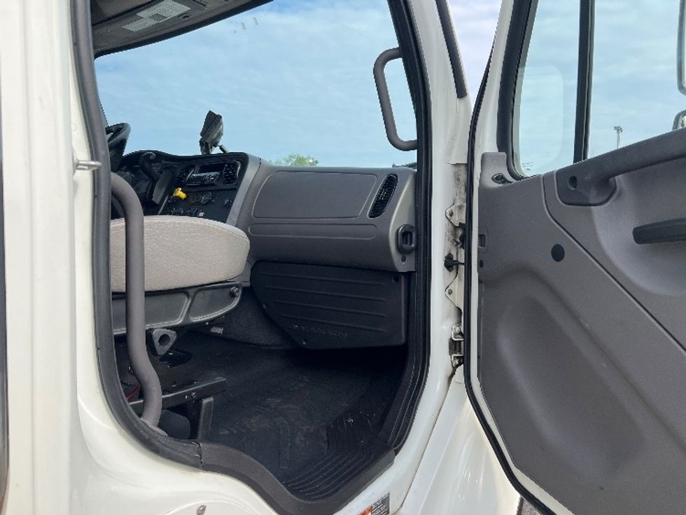 Medium Duty Box Truck-Light and Medium Duty Trucks-Freightliner-2020-M2-Rochester-NY-192,490\n\t\tmiles-$ 43,000 - Image 18