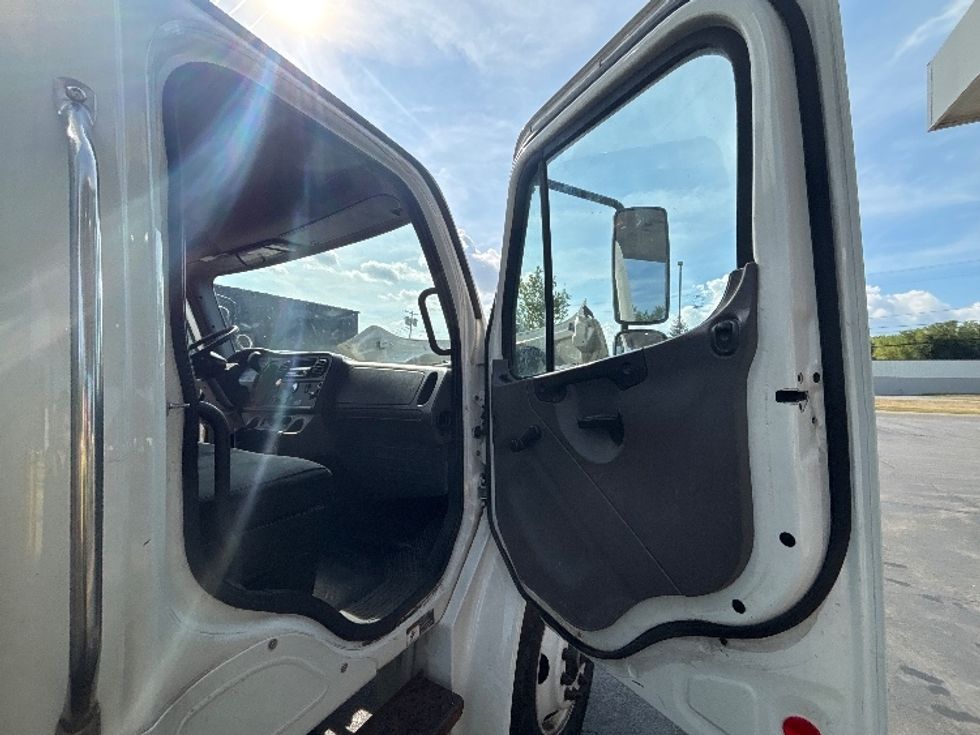 Medium Duty Box Truck-Light and Medium Duty Trucks-Freightliner-2020-M2-Rochester-NY-216,310\n\t\tmiles-$ 47,750 - Image 19