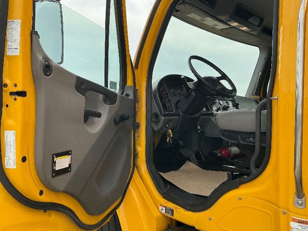 Medium Duty Box Truck-Light and Medium Duty Trucks-Freightliner-2020-M2-Rocky View County-AB-254,142\n\t\tkm-$ 67,250 - Image 16