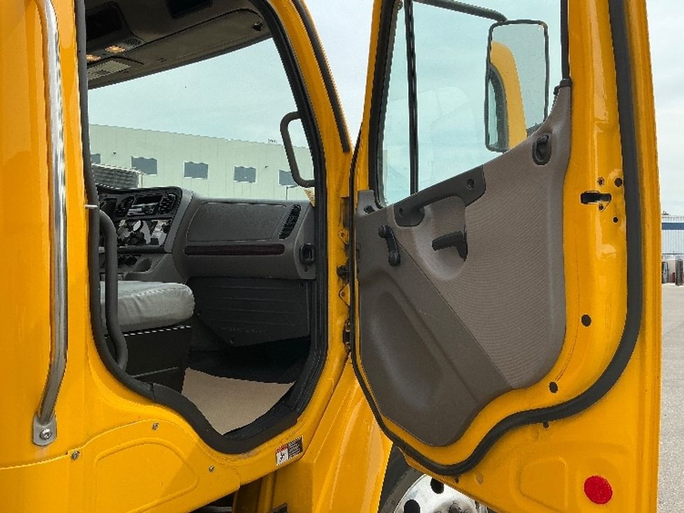 Medium Duty Box Truck-Light and Medium Duty Trucks-Freightliner-2020-M2-Rocky View County-AB-254,142\n\t\tkm-$ 67,250 - Image 20