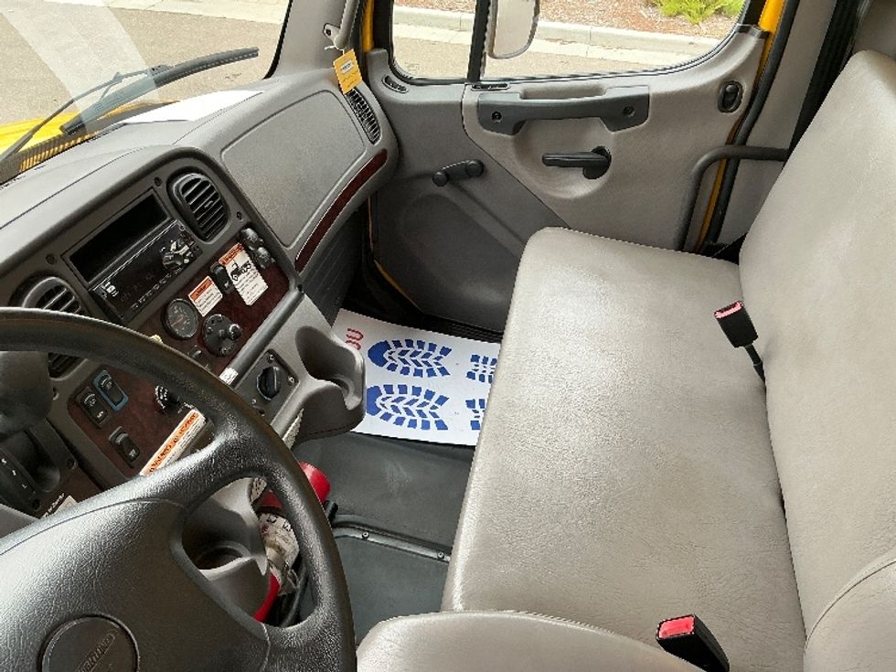 Medium Duty Box Truck-Light and Medium Duty Trucks-Freightliner-2020-M2-Rocky View County-AB-295,070\n\t\tkm-$ 62,750 - Image 19