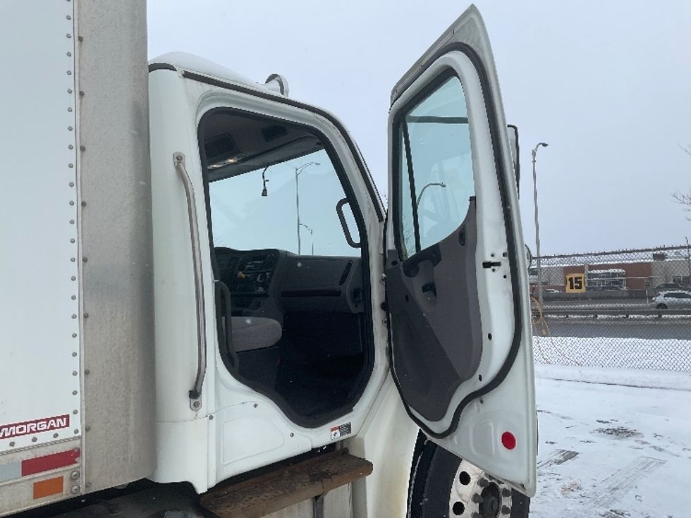 Medium Duty Box Truck-Light and Medium Duty Trucks-Freightliner-2020-M2-Saint Laurent-PQ-304,575\n\t\tkm-$ 57,000 - Image 19