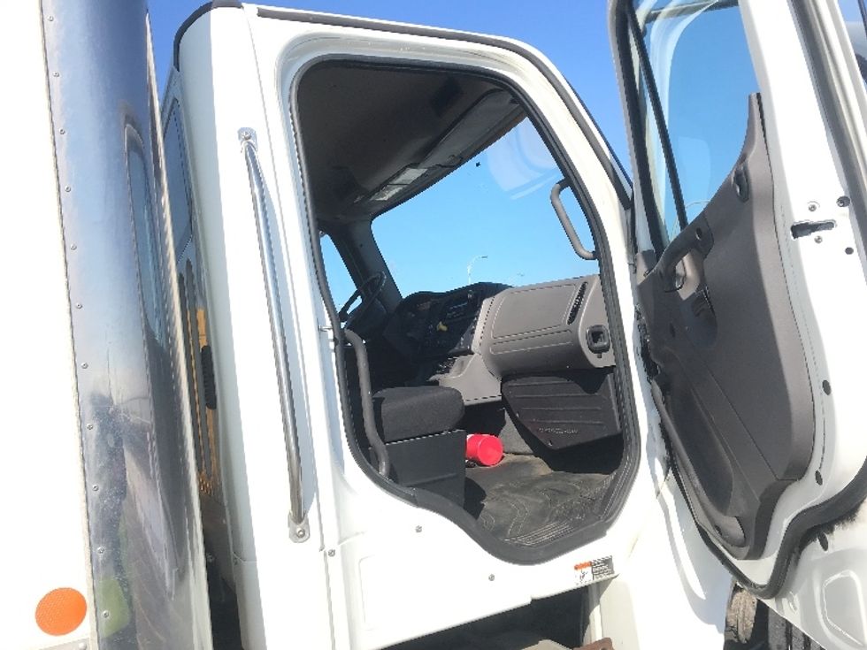 Medium Duty Box Truck-Light and Medium Duty Trucks-Freightliner-2020-M2-Saint Laurent-PQ-326,979\n\t\tkm-$ 77,500 - Image 20