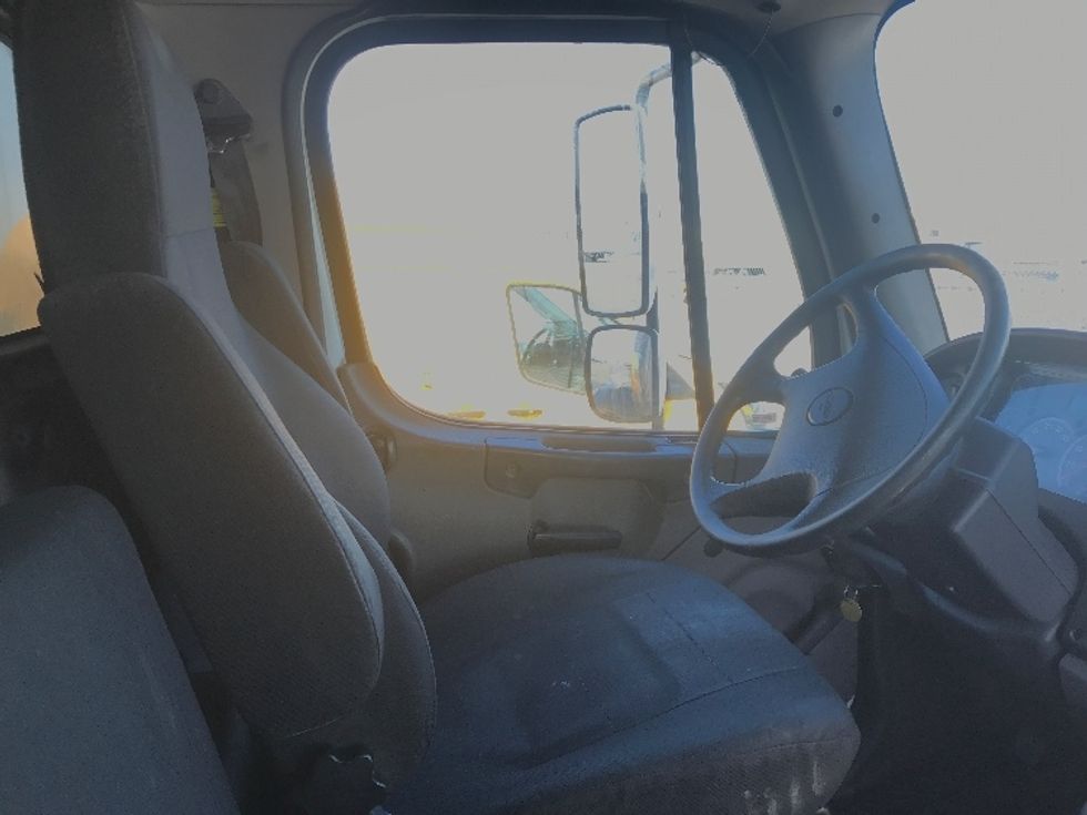 Medium Duty Box Truck-Light and Medium Duty Trucks-Freightliner-2020-M2-Saint Laurent-PQ-326,979\n\t\tkm-$ 77,500 - Image 22