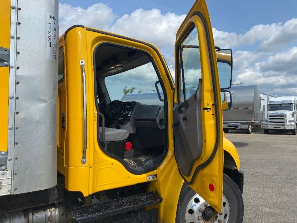 Medium Duty Box Truck-Light and Medium Duty Trucks-Freightliner-2020-M2-Saskatoon-SK-205,197\n\t\tkm-$ 69,500 - Image 16