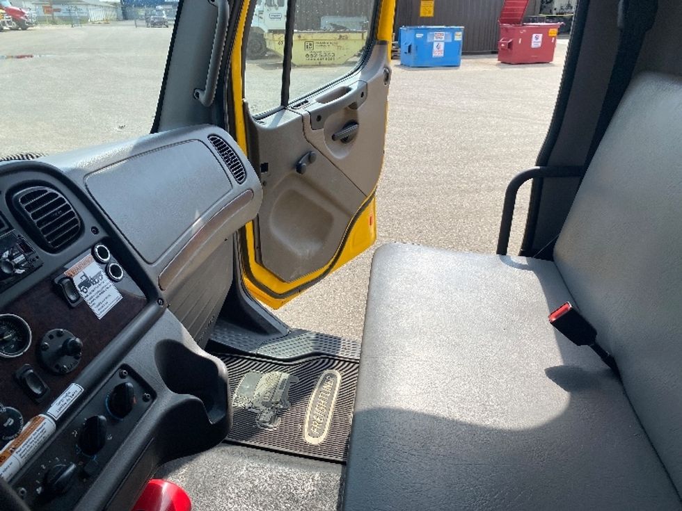 Medium Duty Box Truck-Light and Medium Duty Trucks-Freightliner-2020-M2-Saskatoon-SK-205,197\n\t\tkm-$ 69,500 - Image 19