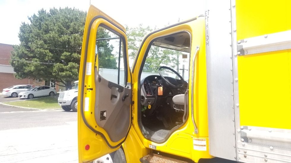 Medium Duty Box Truck-Light and Medium Duty Trucks-Freightliner-2020-M2-Scarborough-ON-297,150\n\t\tkm-$ 60,000 - Image 16